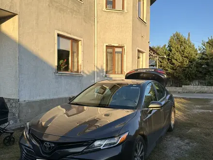 Toyota Camry 2018 года за 12 500 000 тг. в Алматы – фото 2