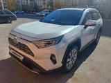 Toyota RAV4 2021 года за 20 250 000 тг. в Алматы – фото 2