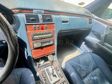 Mercedes-Benz E 240 1997 года за 3 500 000 тг. в Атырау – фото 5