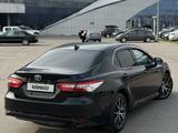 Toyota Camry 2021 года за 15 900 000 тг. в Алматы – фото 3