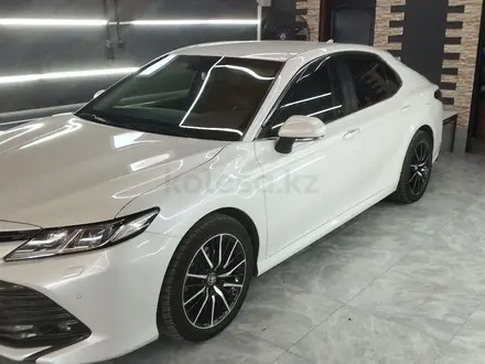 Toyota Camry 2020 года за 13 000 000 тг. в Алматы – фото 9