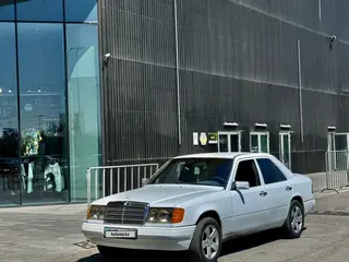 Mercedes-Benz E 230