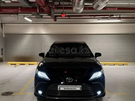 Toyota Camry 2021 года за 16 900 000 тг. в Актобе – фото 2