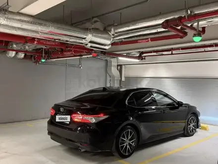 Toyota Camry 2021 года за 16 900 000 тг. в Актобе – фото 4