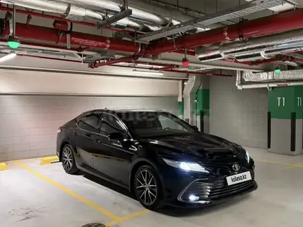 Toyota Camry 2021 года за 16 900 000 тг. в Актобе – фото 3
