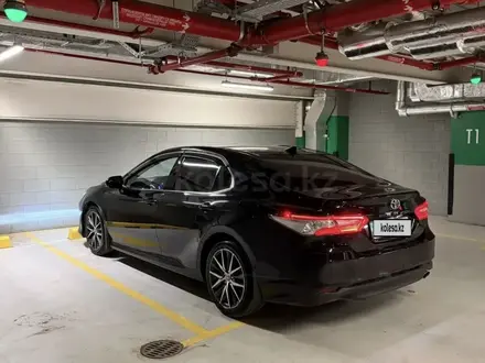 Toyota Camry 2021 года за 16 900 000 тг. в Актобе – фото 5