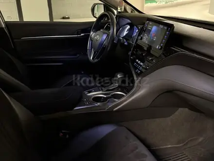 Toyota Camry 2021 года за 16 900 000 тг. в Актобе – фото 8