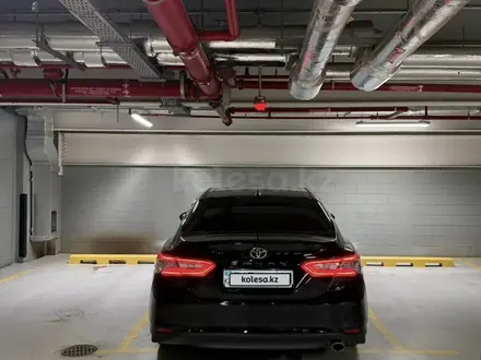 Toyota Camry 2021 года за 16 900 000 тг. в Актобе – фото 6