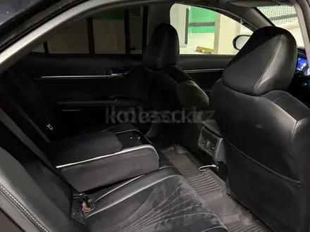 Toyota Camry 2021 года за 16 900 000 тг. в Актобе – фото 9