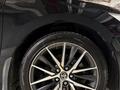 Toyota Camry 2021 годаүшін16 900 000 тг. в Актобе – фото 13