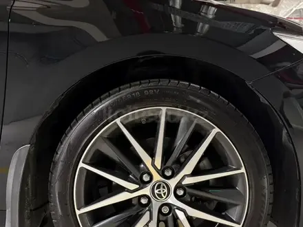 Toyota Camry 2021 года за 16 900 000 тг. в Актобе – фото 13