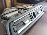 Bmw f10 f11 f18центральный дефлектор передний за 50 000 тг. в Астана