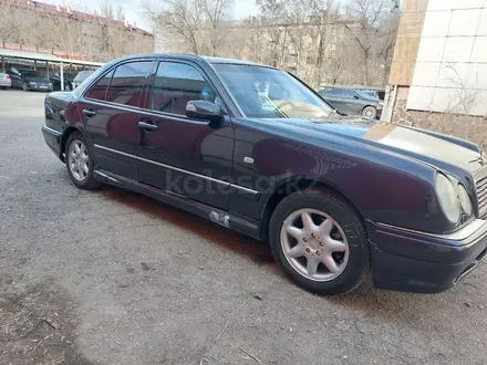 Mercedes-Benz E 320 1999 года за 3 000 000 тг. в Караганда – фото 3