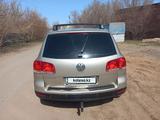 Volkswagen Touareg 2003 года за 3 750 000 тг. в Астана – фото 2