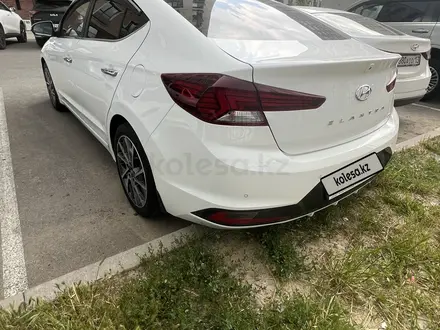 Hyundai Elantra 2019 года за 8 500 000 тг. в Шымкент – фото 4