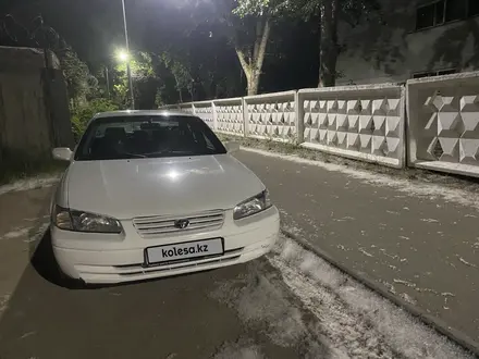 Toyota Camry 1998 года за 3 200 000 тг. в Павлодар – фото 2