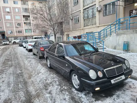 Mercedes-Benz E 320 1996 года за 3 800 000 тг. в Атырау