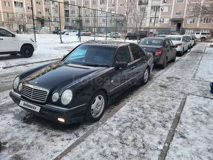 Mercedes-Benz E 320 1996 года за 3 800 000 тг. в Атырау – фото 2