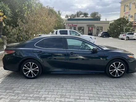 Toyota Camry 2019 года за 11 400 000 тг. в Атырау – фото 3