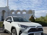 Toyota RAV4 2021 годаfor15 500 000 тг. в Астана