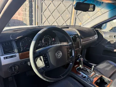 Volkswagen Touareg 2007 года за 4 500 000 тг. в Алматы – фото 5