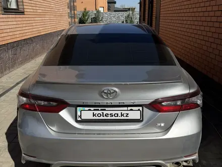 Toyota Camry 2021 года за 13 000 000 тг. в Актобе