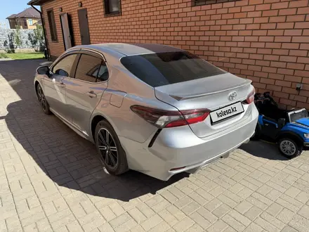 Toyota Camry 2021 года за 13 000 000 тг. в Актобе – фото 2