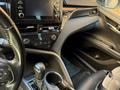 Toyota Camry 2021 года за 13 000 000 тг. в Актобе – фото 5