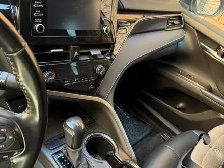 Toyota Camry 2021 года за 13 000 000 тг. в Актобе – фото 5