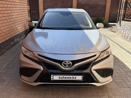 Toyota Camry 2021 года за 13 000 000 тг. в Актобе – фото 3
