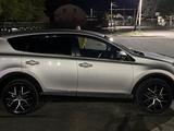 Toyota RAV4 2016 года за 12 900 000 тг. в Атырау – фото 2