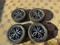 Диски 215/55/17 оригинал с зимней резинойүшін260 000 тг. в Костанай