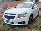 Chevrolet Cruze 2011 года за 3 800 000 тг. в Уральск – фото 2