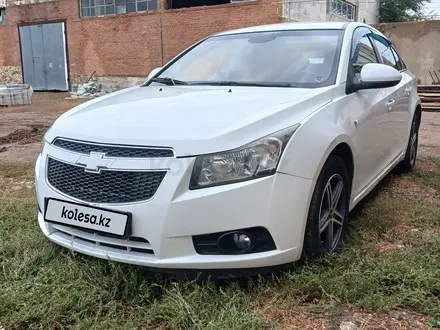 Chevrolet Cruze 2011 года за 3 650 000 тг. в Уральск – фото 2