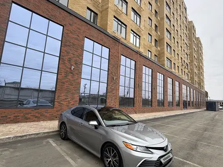 Toyota Camry 2023 года за 16 000 000 тг. в Атырау – фото 2
