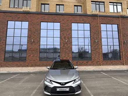 Toyota Camry 2023 года за 16 000 000 тг. в Атырау – фото 3