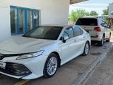 Toyota Camry 2018 года за 13 300 000 тг. в Семей