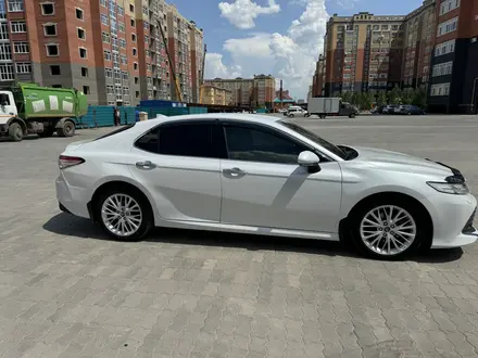 Toyota Camry 2019 года за 13 000 000 тг. в Актобе – фото 9