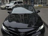 Toyota Camry 2019 года за 13 120 000 тг. в Алматы – фото 2