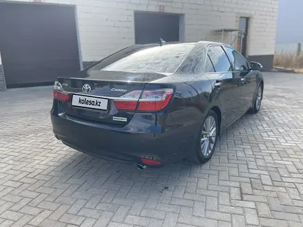 Toyota Camry 2017 года за 8 000 000 тг. в Уральск – фото 4