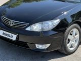 Toyota Camry 2005 года за 6 000 000 тг. в Шымкент – фото 2