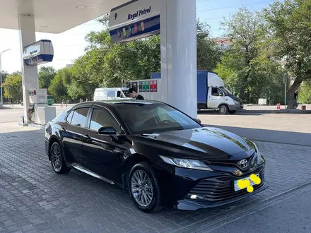 Toyota Camry 2020 года за 14 000 000 тг. в Шымкент – фото 2