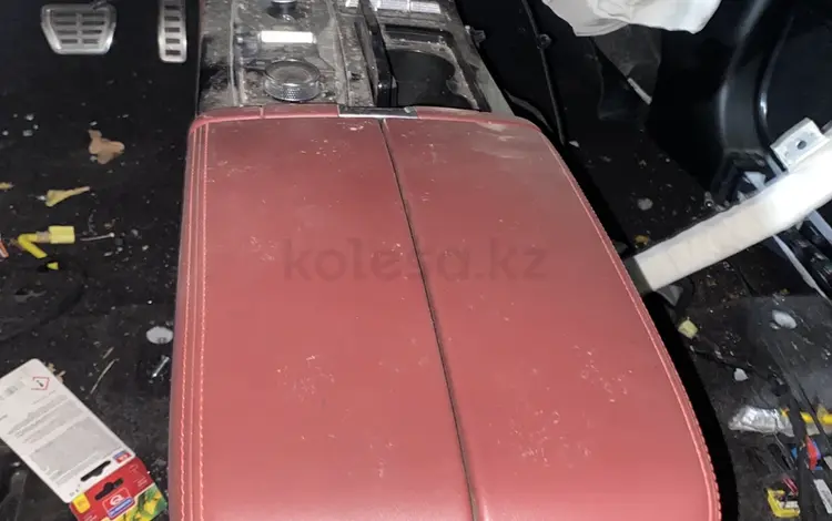 Центральная консольная подлокотник за 1 000 тг. в Астана