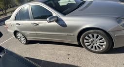 Mercedes-Benz C 180 2004 года за 3 600 000 тг. в Караганда – фото 2