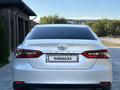 Toyota Camry 2023 года за 15 500 000 тг. в Актобе – фото 4