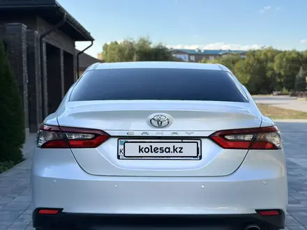 Toyota Camry 2023 года за 15 500 000 тг. в Актобе – фото 4