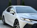 Toyota Camry 2023 года за 15 500 000 тг. в Актобе – фото 2