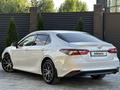 Toyota Camry 2023 года за 15 500 000 тг. в Актобе – фото 15