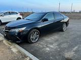 Toyota Camry 2015 года за 10 600 000 тг. в Уральск – фото 2