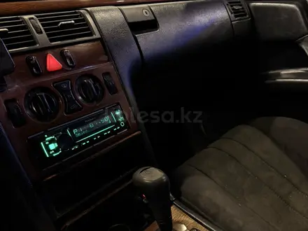 Mercedes-Benz E 230 1997 года за 2 500 000 тг. в Алматы – фото 17
